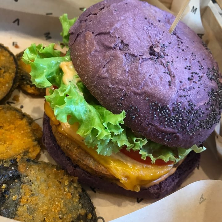 photo of Flower Burger Roma Purple Cheesy shared by @liatraballero on  20 Aug 2022 - review