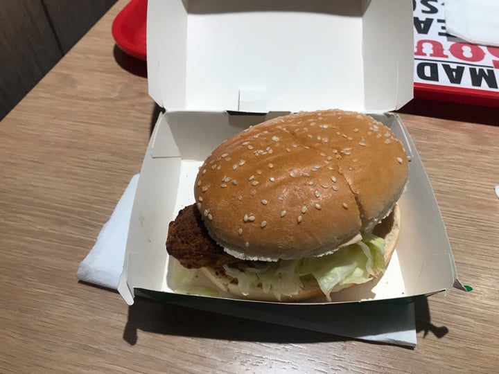 photo of KFC vegan chicken burger shared by @laragmorais on  04 Jan 2020 - review