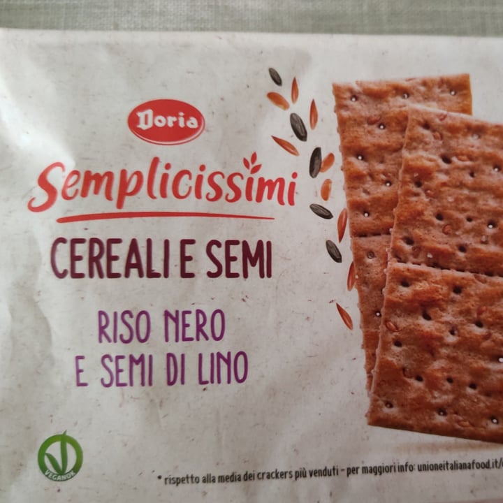 photo of I semplicissimi doria Crackers riso nero e semi di lino shared by @callaudia on  29 Jun 2022 - review