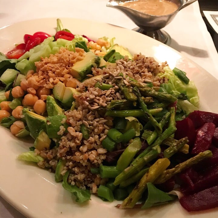 photo of The Cheesecake Factory Vegan Cobb Salad shared by @broccolirobe on  04 Aug 2020 - review