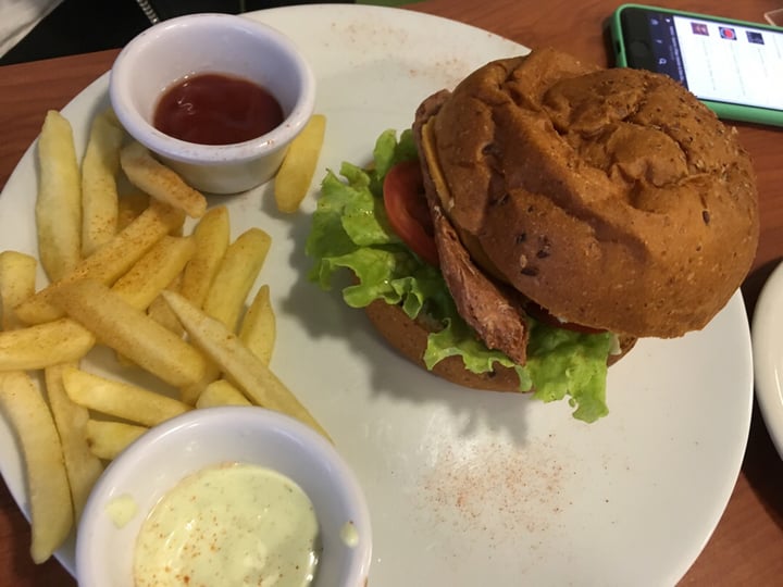 photo of Restaurante Vegetariano Sabyi Hamburguesa shared by @caidadematerium on  23 Feb 2020 - review