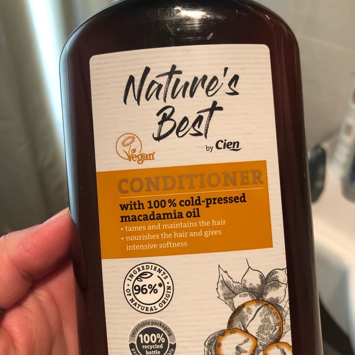 review photo of Nature’s best by cien Conditioner Macadamia shared by @amandatrevelim on 23 Apr 2022 - review