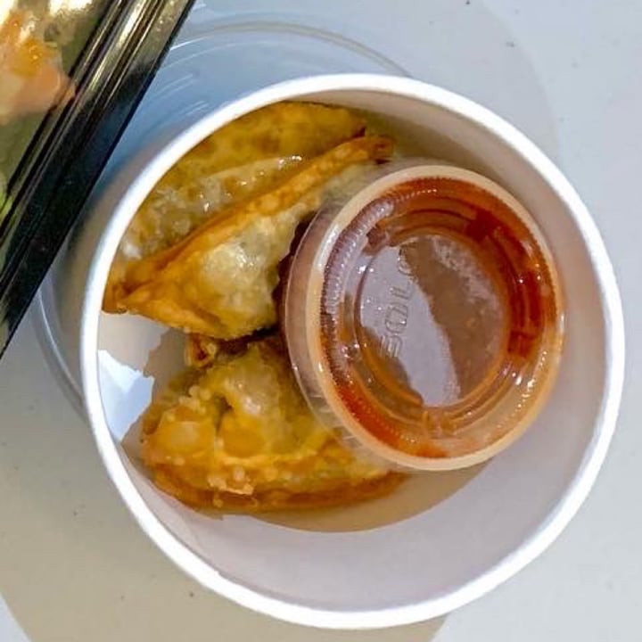 photo of Vegan Meat & Sushi Vegetalien Fried Gyozas shared by @lavejeanne on  12 Dec 2021 - review