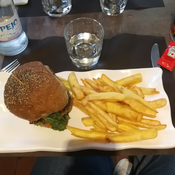 review photo of Noah Pizzeria Hamburgeria Super Seitan shared by @mscele on 29 May 2022 - review