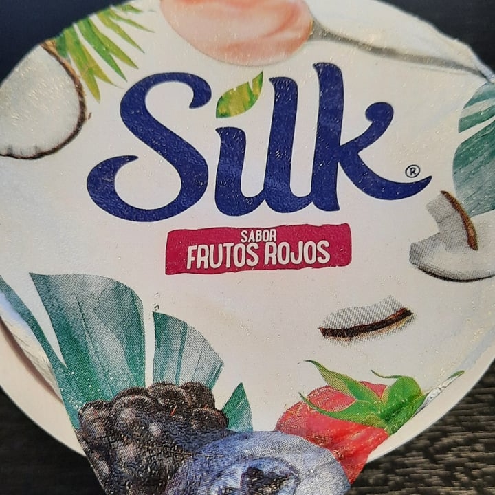 photo of Silk yogurt a base de coco con frutos rojos shared by @luchitaba on  21 Sep 2022 - review