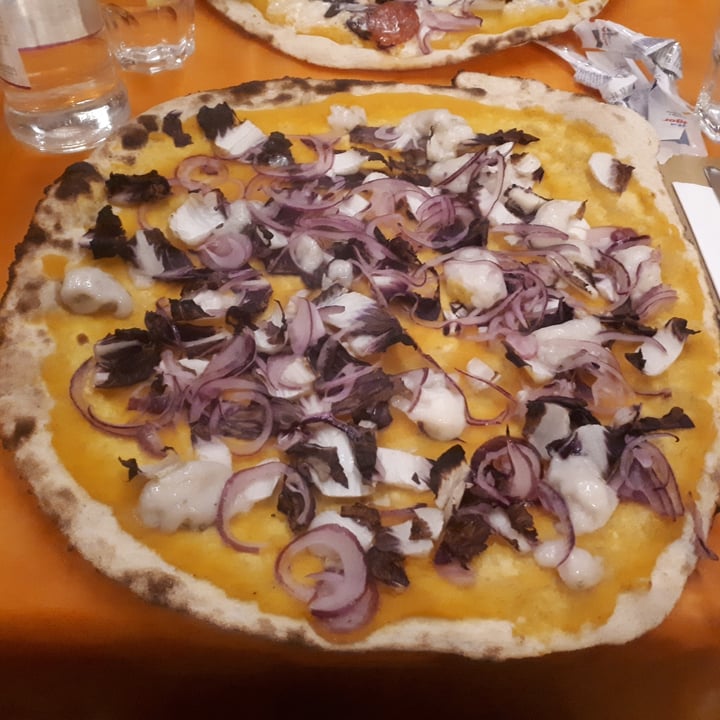 photo of Bar Pizzeria Costarica Crema Di Zucca, Cipolla, Radicchio E Gorgonzola Di Riso shared by @elena1704 on  06 Nov 2022 - review