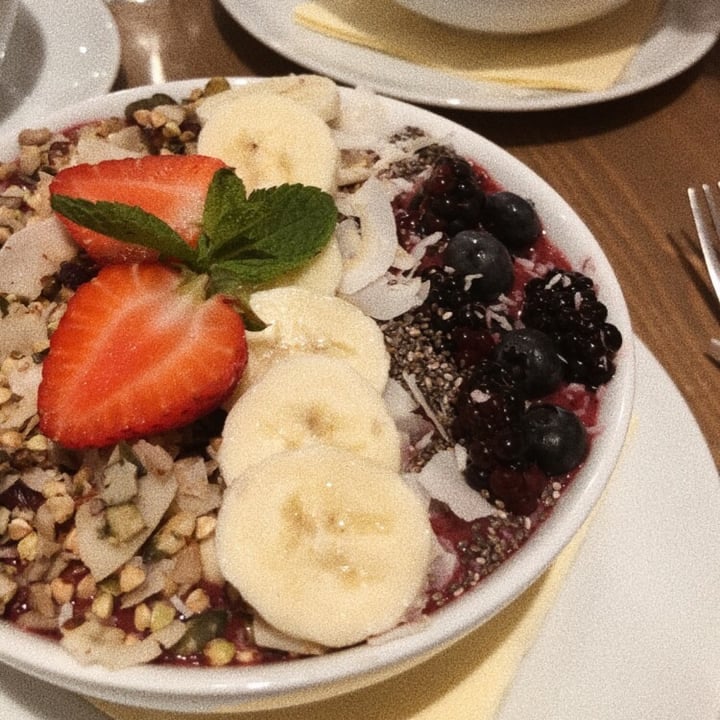 photo of MyRaw Café Smoothie Bowl Forest Fruit shared by @juliageyer on  12 Aug 2020 - review