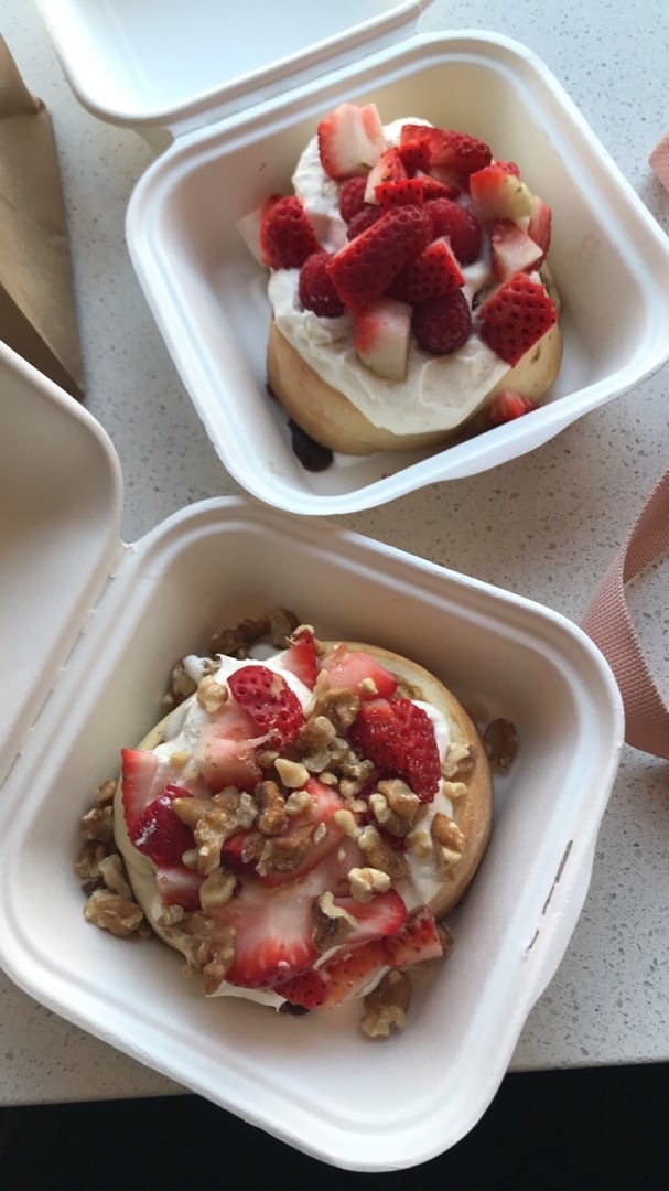 photo of Cinnaholic Strawberry lemonade cinnamon bun shared by @rissshan on  22 Feb 2020 - review