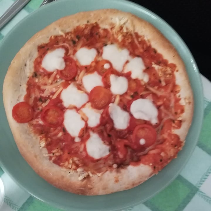 photo of Veganz pizza tricolore shared by @cerpia on  11 Mar 2022 - review