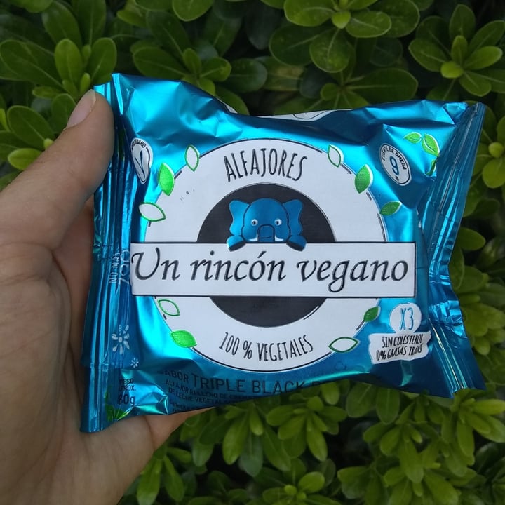 photo of Un Rincón Vegano Alfajor Triple Black Premium shared by @betacarotena on  25 Dec 2020 - review