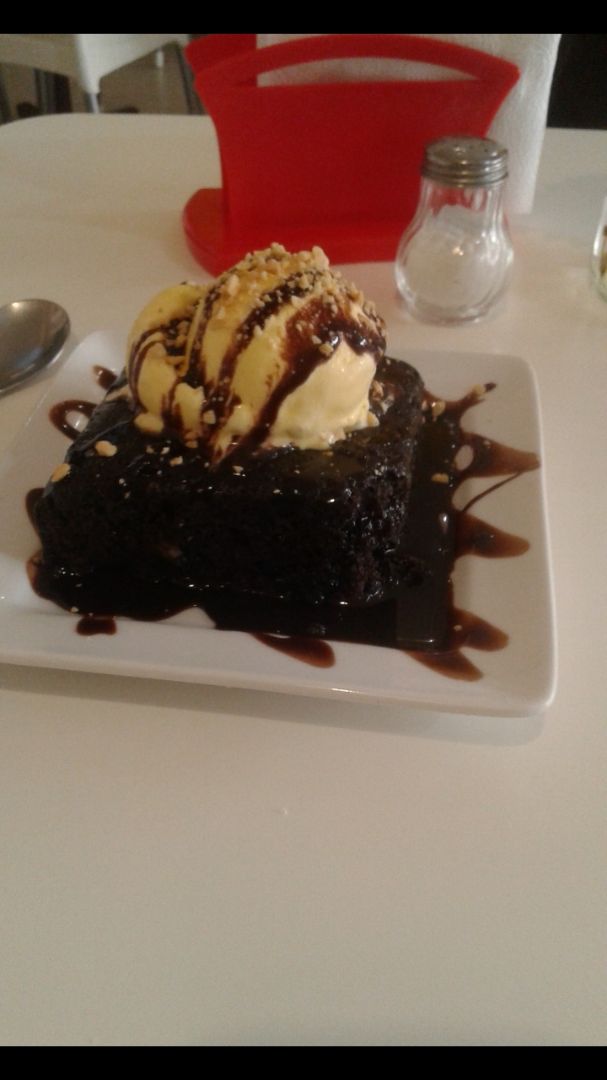 review photo of Loving Hut Microcentro Brownie con helado shared by @mativeg on 01 Aug 2019 - review