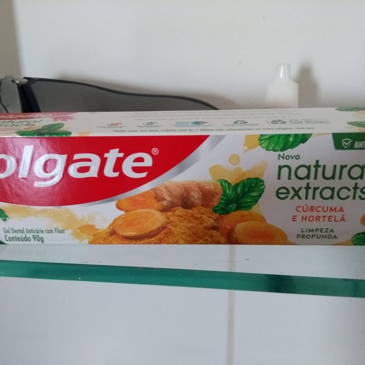 review photo of Colgate Natural extracts Cúrcuma y Yerbabuena shared by @terezinhagomes on 26 Apr 2022 - review