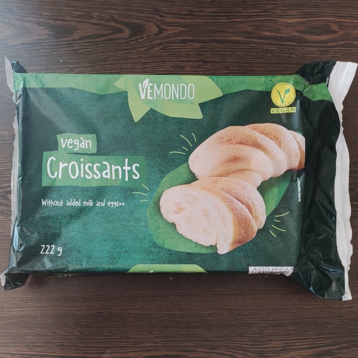 photo of Vemondo Vegan croissants shared by @elisinwonderland on  12 Mar 2022 - review