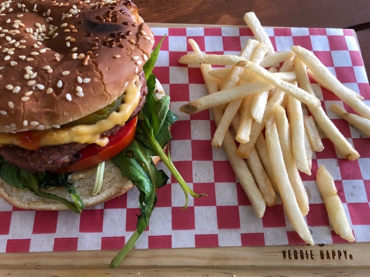 photo of Veggie Happy Hamburguesa Beyond shared by @anaiturrizar on  04 Apr 2020 - review
