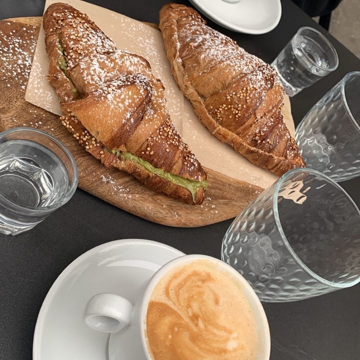 photo of Efrem - Gourmet Boutique and Finest Bar Brioche con pistacchio pralinato shared by @francibet on  09 Sep 2022 - review