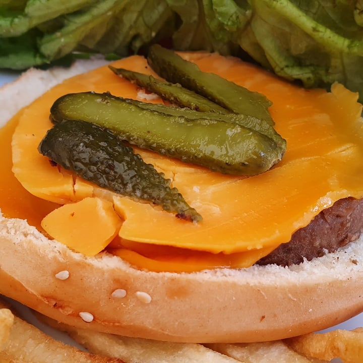 photo of Cervecería Modelo Hamburguesa Not Burger, Cheddar, Pepinillo, Lechuga Y Tomate shared by @cintiabowie on  26 Dec 2022 - review