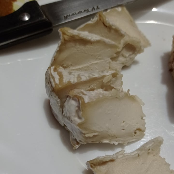 review photo of Mommus Foods Esto no es un Queso Camembert shared by @kantaber on 10 Jan 2022 - review
