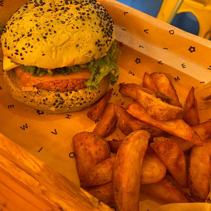 photo of Flower Burger Jungle Burger shared by @giuliaghil on  11 Jul 2022 - review