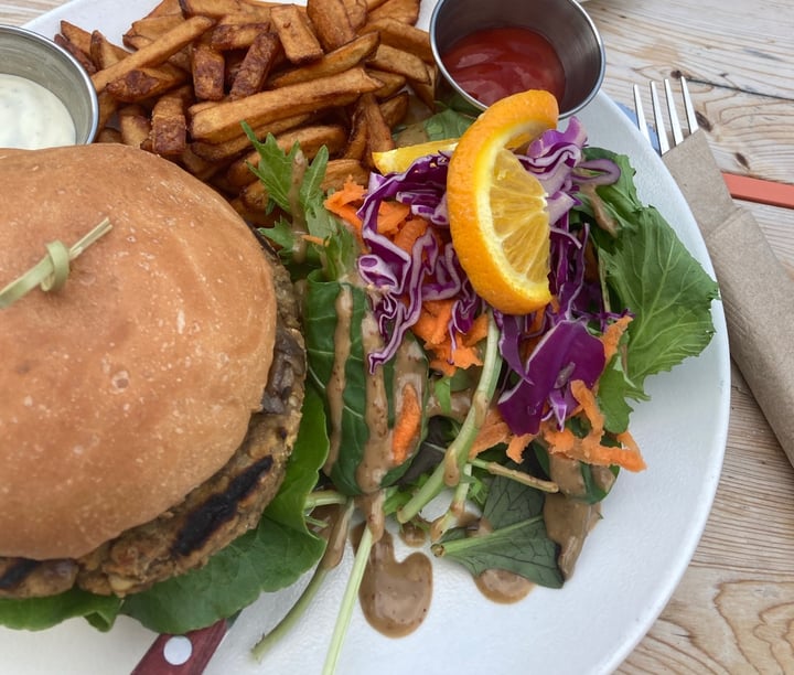 photo of Lola Rosa Place des Arts Veg Burger shared by @camilleraphaelle on  24 Sep 2020 - review