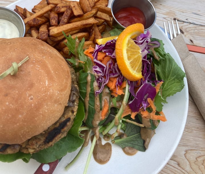 review photo of Lola Rosa Place des Arts Veg Burger shared by @camilleraphaelle on 24 Sep 2020 - review