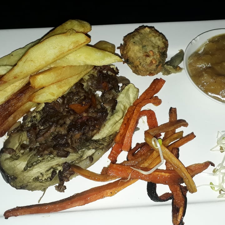 photo of Mitos y Musas COCINA MEDITERRÁNEA Pimientos Rellenos shared by @nicholasraphael on  12 Aug 2021 - review