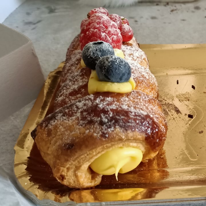 review photo of Il Dolce Sapore Cannolo Di Sfoglia Alla Crema E Frutti Di Bosco shared by @luna23 on 16 Oct 2022 - review