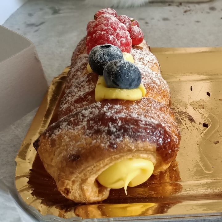 photo of Il Dolce Sapore Cannolo Di Sfoglia Alla Crema E Frutti Di Bosco shared by @luna23 on  16 Oct 2022 - review