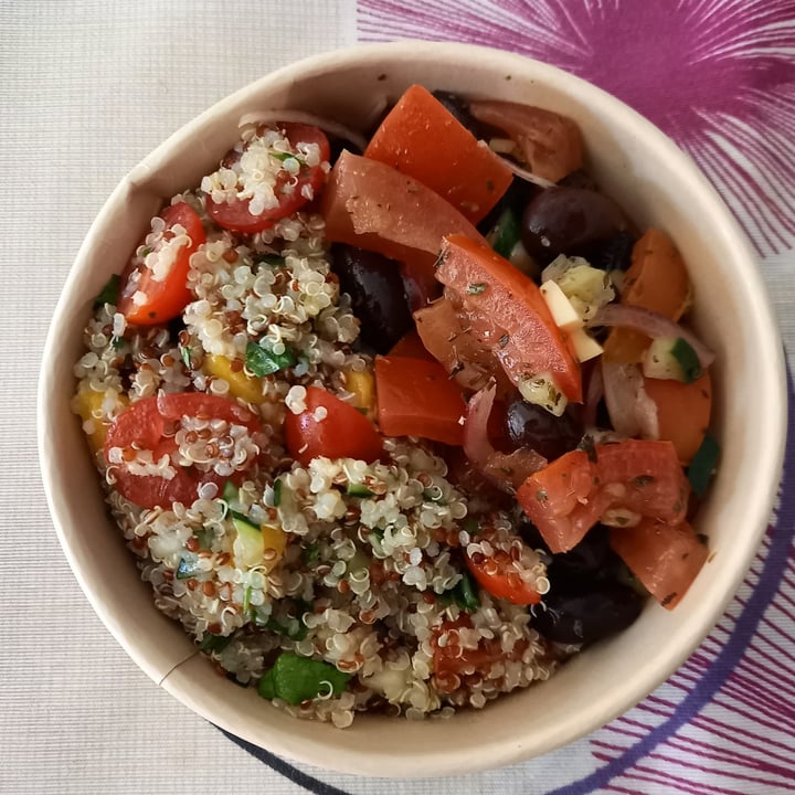 photo of La Petita Vegana Ensalada Quinoa/Ensalada Griega shared by @c1audia on  23 Jul 2021 - review