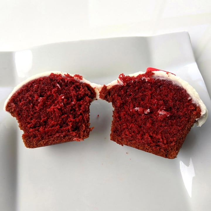 review photo of Sprinkles Cupcakes and Ice Cream Vegan Red Velvet Cupcake shared by @veggieassassin on 05 Jul 2021 - review