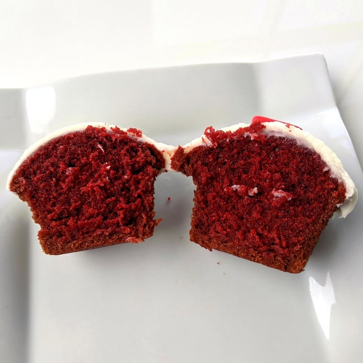 photo of Sprinkles Cupcakes and Ice Cream Vegan Red Velvet Cupcake shared by @veggieassassin on  05 Jul 2021 - review