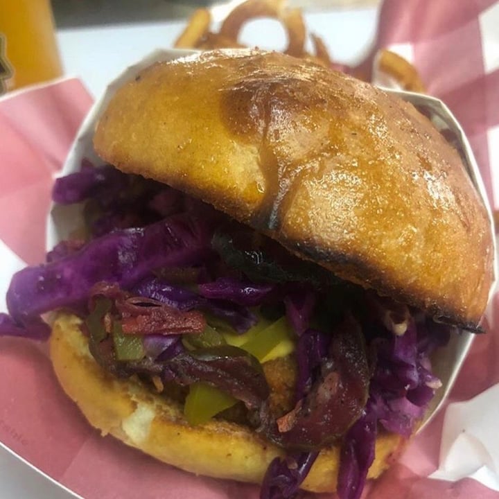 photo of Goy’s Burgers Hamburguesa De Poyo shared by @veganeandoporelmundo on  19 Oct 2020 - review