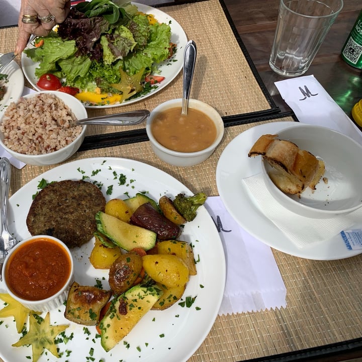 review photo of Mamute frutaria e restaurante Hambúrguer vegano com batatas selvagens shared by @beta73 on 09 Aug 2021 - review