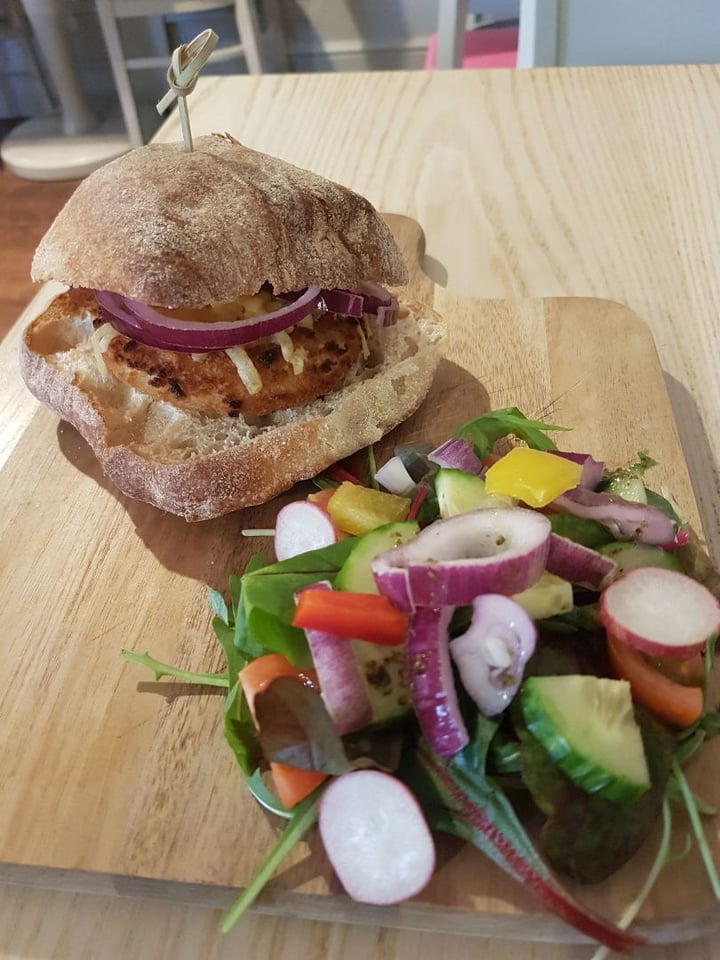 photo of Alternatively Vegan Chicken burger shared by @pointsofellie on  02 Sep 2019 - review