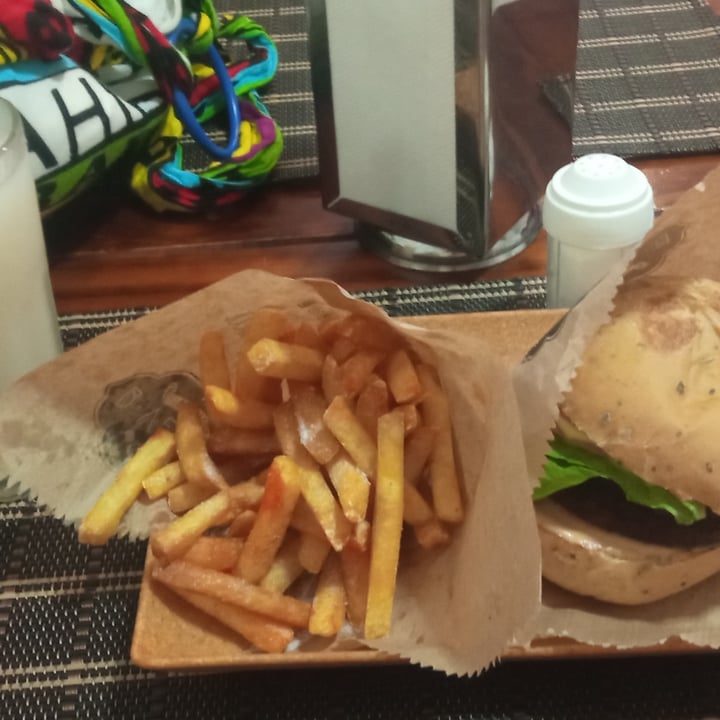 review photo of B-Vegan Gastronomia Vegetariana Hambúrguer shared by @bellanaygon on 05 Nov 2022 - review