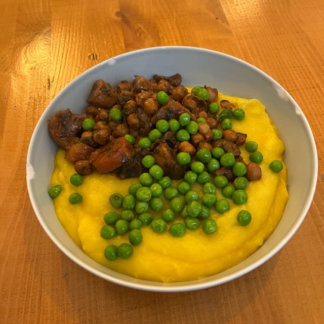 菜肴“Mashed Potatoes With Chickepeas And Champignons”的照片