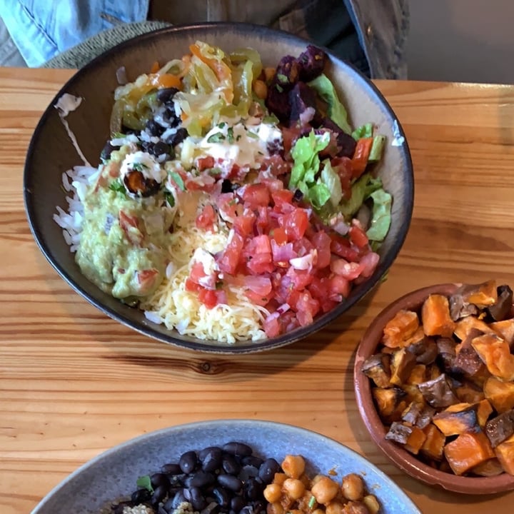 review photo of Beats & Burritos Vegan Burrito Bowl shared by @toninavega on 11 May 2020 - review