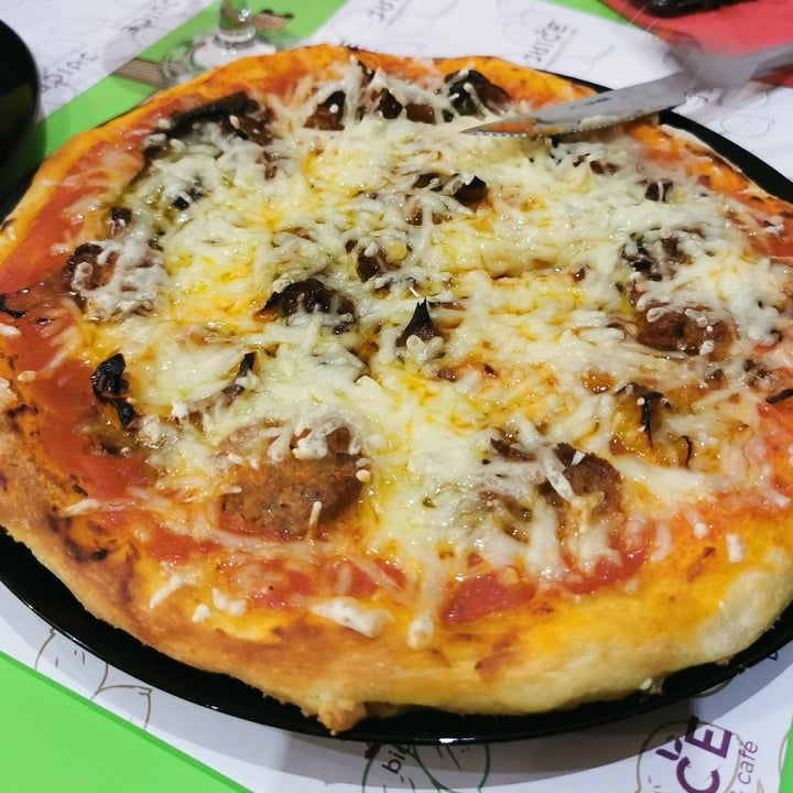photo of Juice Bio Bistrot & Café pizza peperoni cipolla salsiccia shared by @valentinacanepa on  23 Apr 2022 - review
