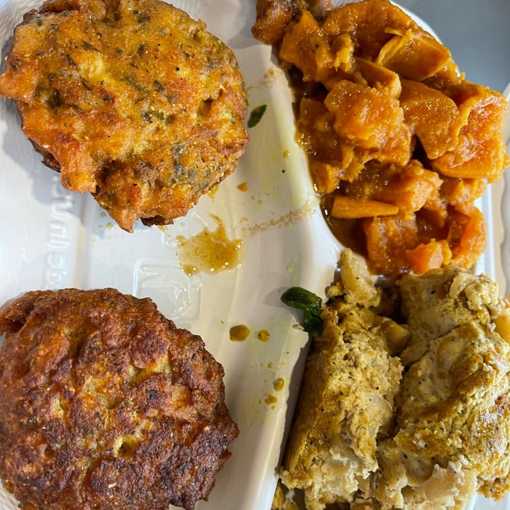 photo of THE LAND of KUSH Special combo platter of crab cakes, cabbage, Mac and cheese shared by @vjoshi on  18 Jun 2021 - review