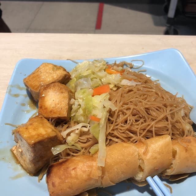 Foto do prato “Fried Mee Hoon With Springroll And Cabbage Plus Toufu”