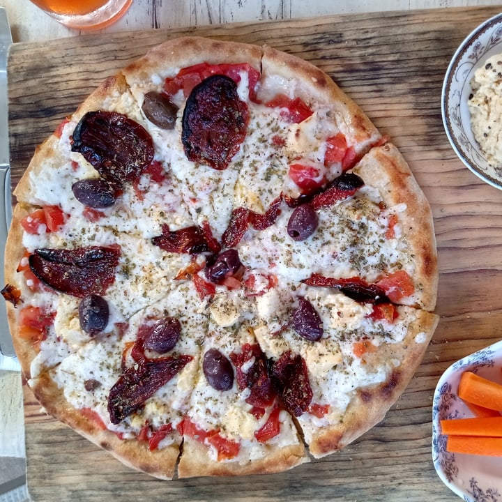 photo of Layla Vegan Pizza Pizza mediterranea shared by @taniaislas on  20 Jun 2021 - review