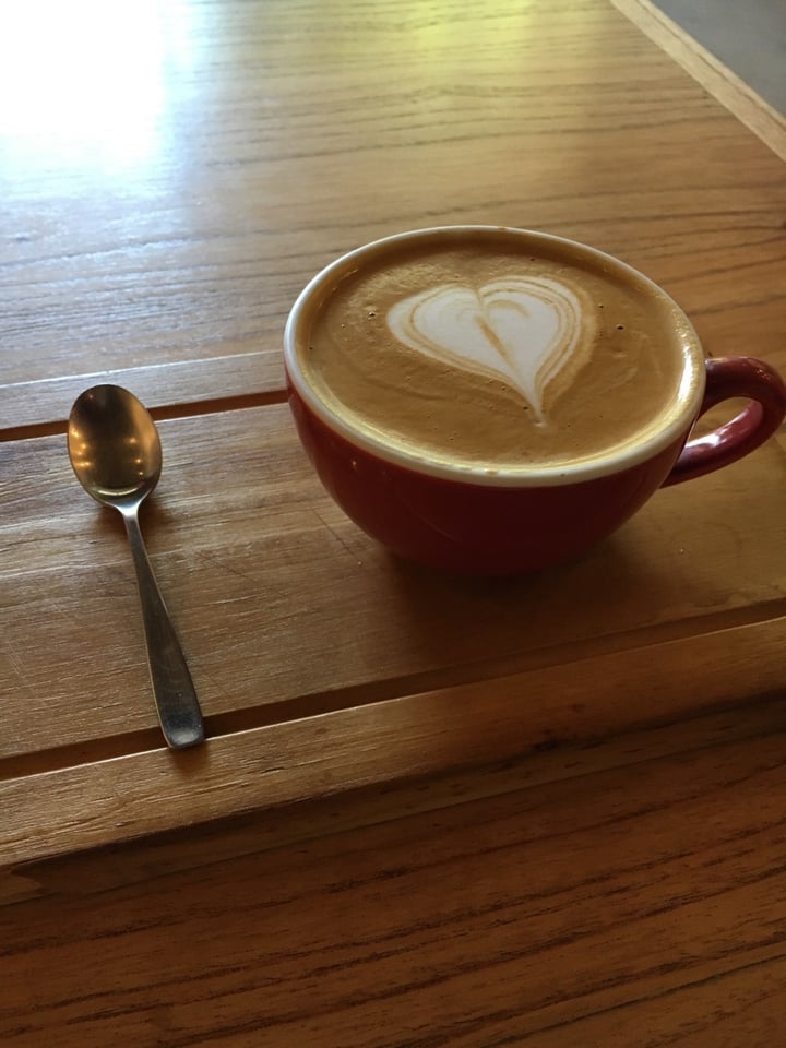 review photo of HACIENDA COFFEE COMPANY Flat White Con Leche De Almendras shared by @javialcala on 12 Feb 2020 - review