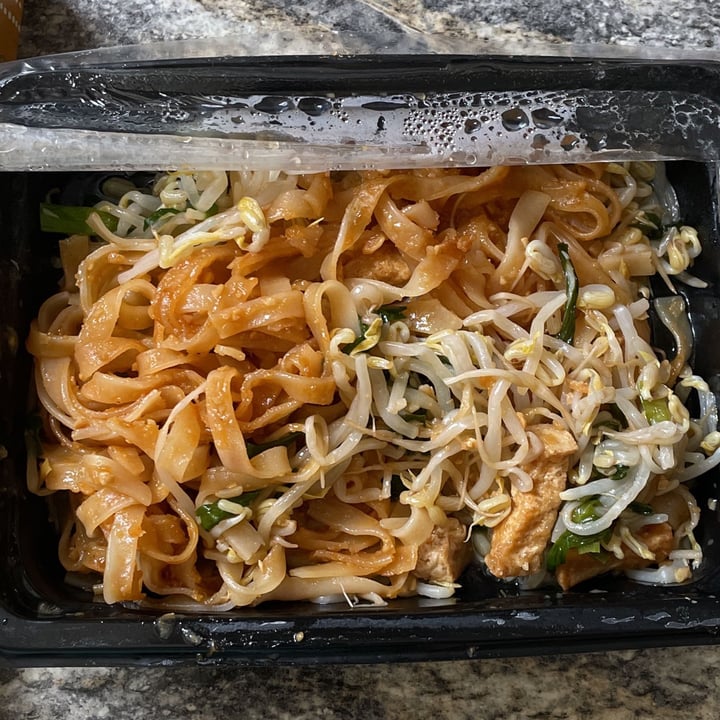 review photo of Trader Joe's True Thai Vegetable pad thai shared by @claudiah on 16 Jun 2022 - review