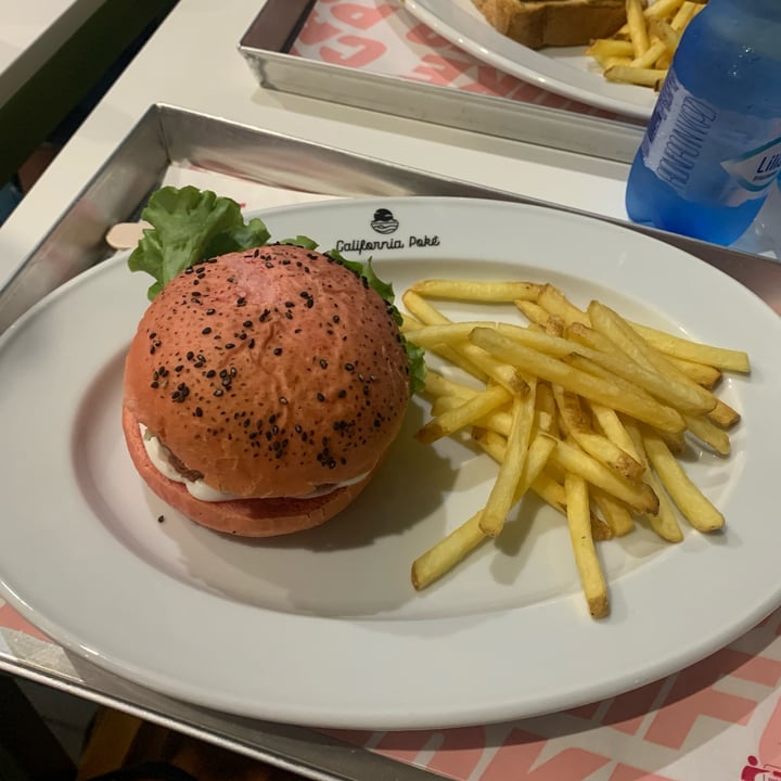 photo of California Pokè Università Pink Burger shared by @noemi21sh on  12 Sep 2022 - review