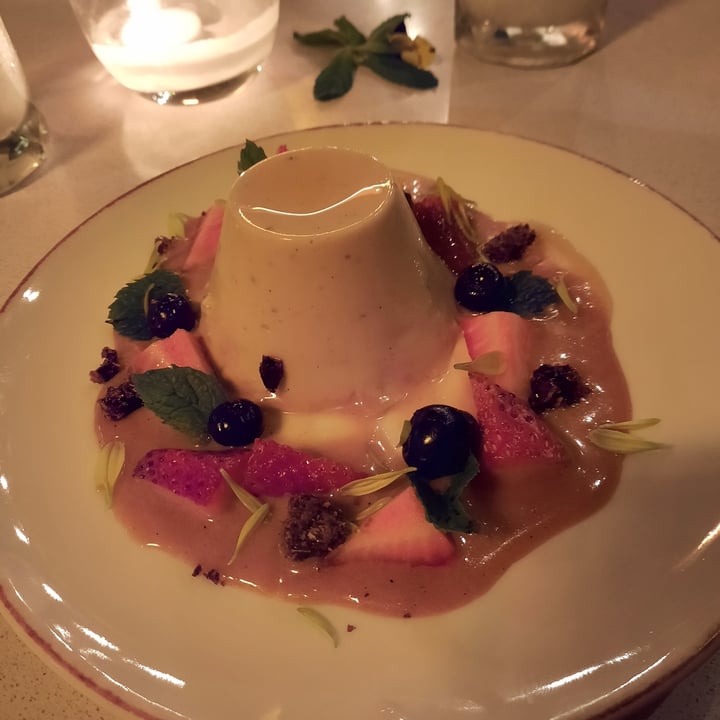 review photo of Let it V - Vegan Sushi flan de coco shared by @camilac2505 on 02 Nov 2022 - review