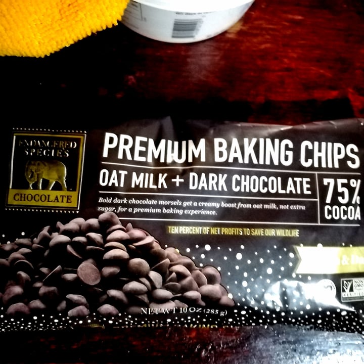 photo of Endangered Species Chocolate Premium Baking Chips: Oat Milk & Dark Chocolate shared by @moonpie on  02 Mar 2022 - review