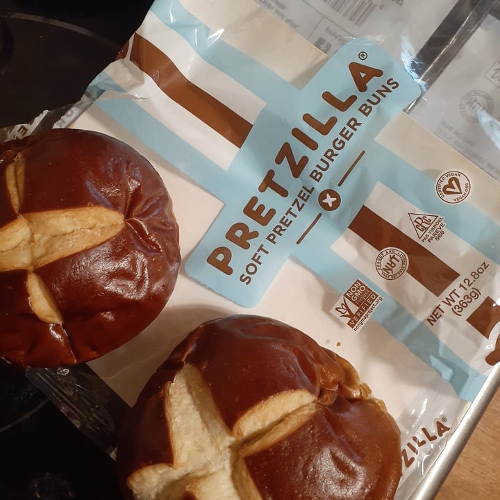 photo of Pretzilla Pretzel Burger Buns shared by @startingattheroots on  18 Dec 2021 - review