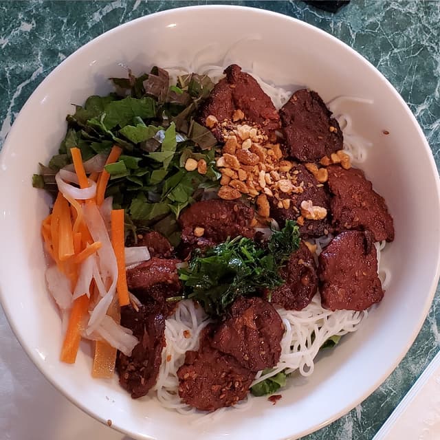 「Vermicelli noodles with vegan beef」の料理の写真