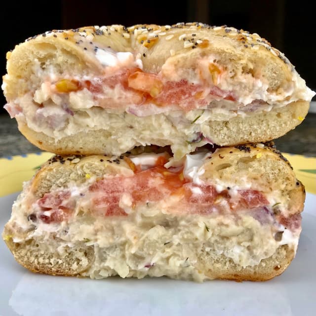 「Vegan Whitefish Bagel」の料理の写真