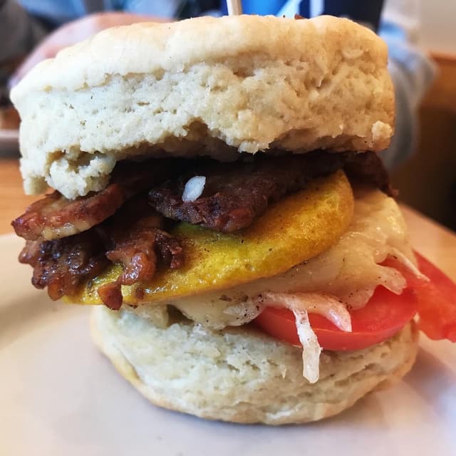 菜肴“Biscuit (Tempeh bacon, “Egg,” “Cheese,” Tomato)”的照片