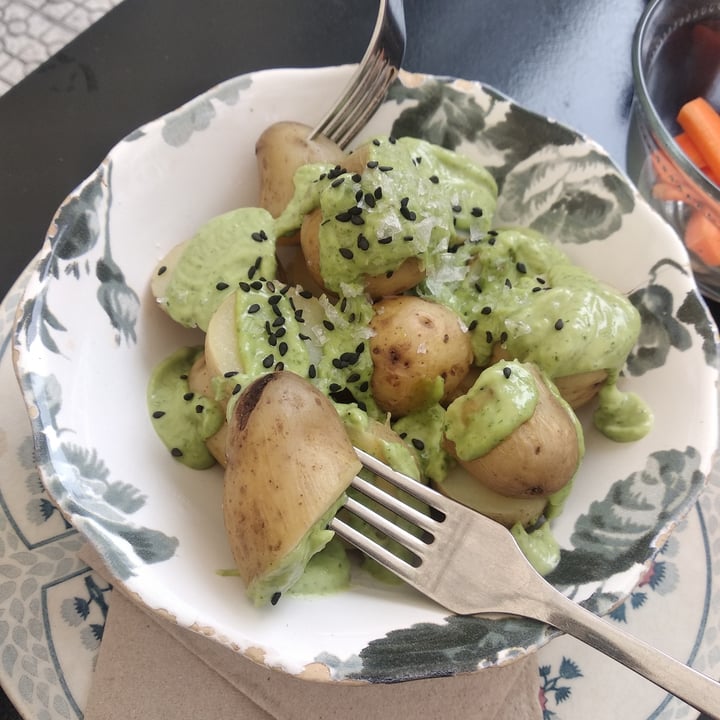 photo of LA CAMELIA VEGAN BAR Patatas con mojo shared by @zahiathommy on  10 Aug 2021 - review
